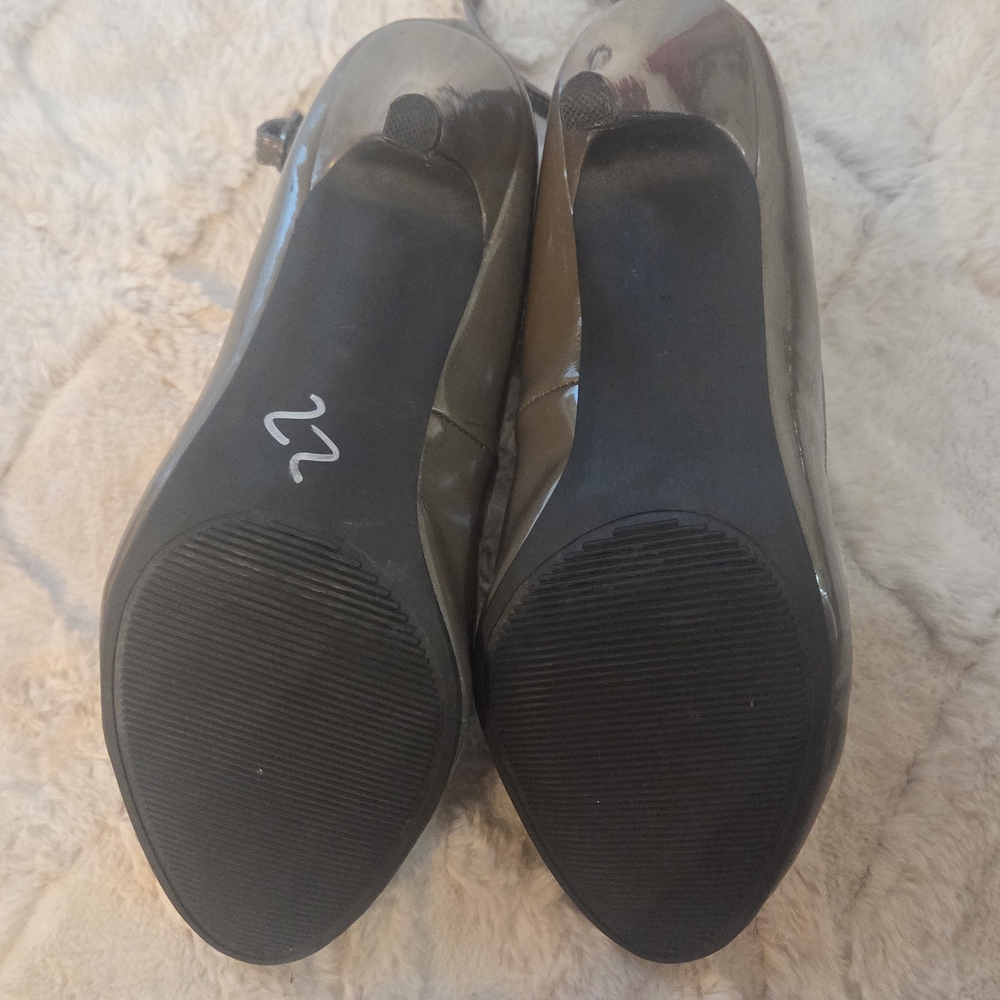 Chic And Trendy Steve Madden Women's Olive Patent Ankle-Strap Pumps Size 8.5 - Picture 6 of 10